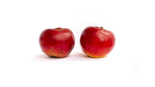 两个新鲜红苹果