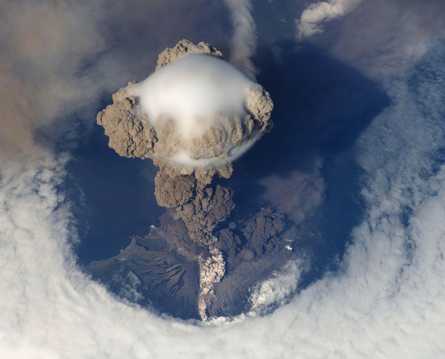 火山爆发俯瞰图