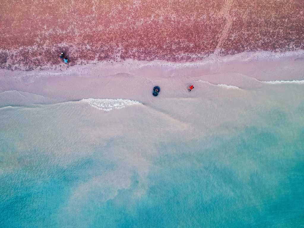 海滨红色沙滩景象图片