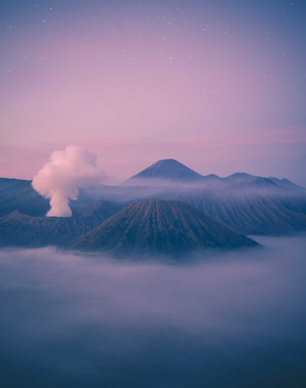 雾气蒸腾的火山图片