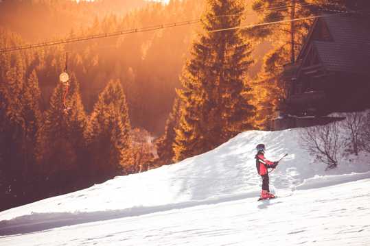 白雪皑皑的滑雪场图片