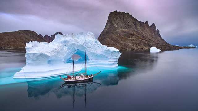冰川中的一艘小船图片