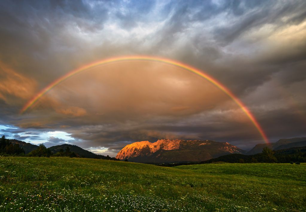 草原上的雨后彩虹