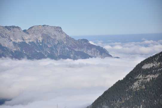 云雾缭绕的山峦
