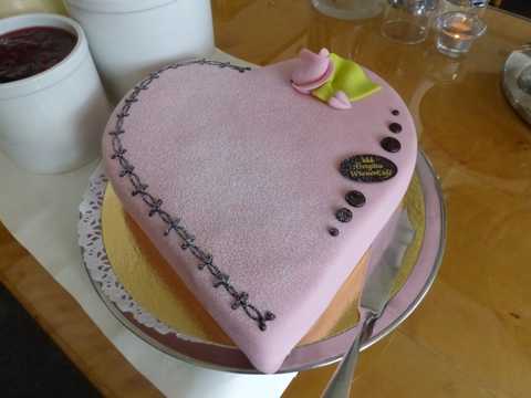 粉嫩的爱心蛋糕图片
