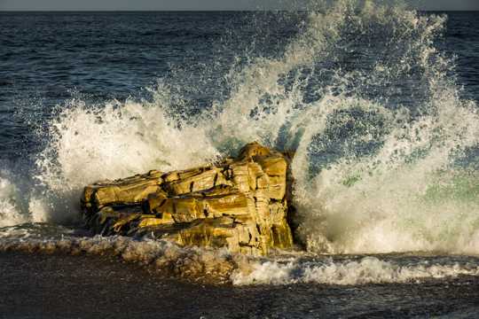 拍打岩石的海浪