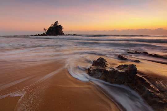 夕阳下的沙滩潮水图片