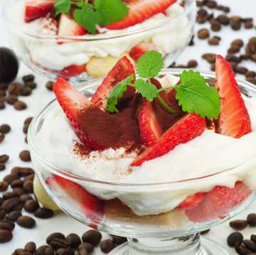 草莓冰激凌与咖啡豆图片