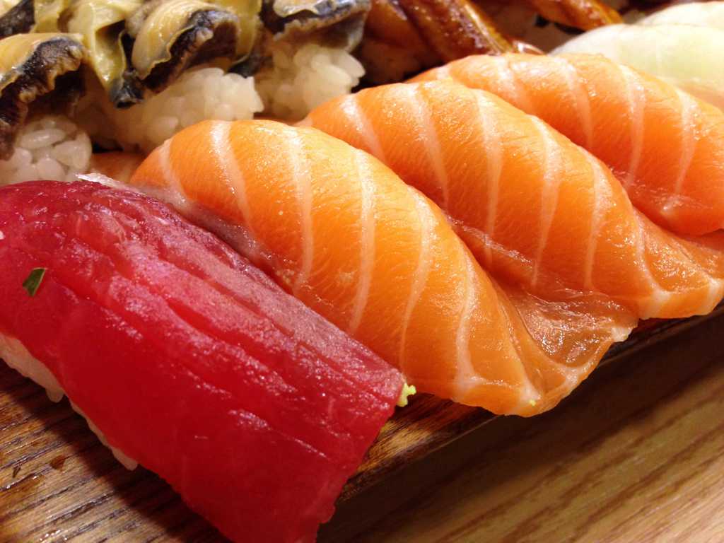 美味的金枪鱼寿司图片