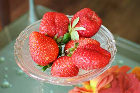 水晶碗里的草莓