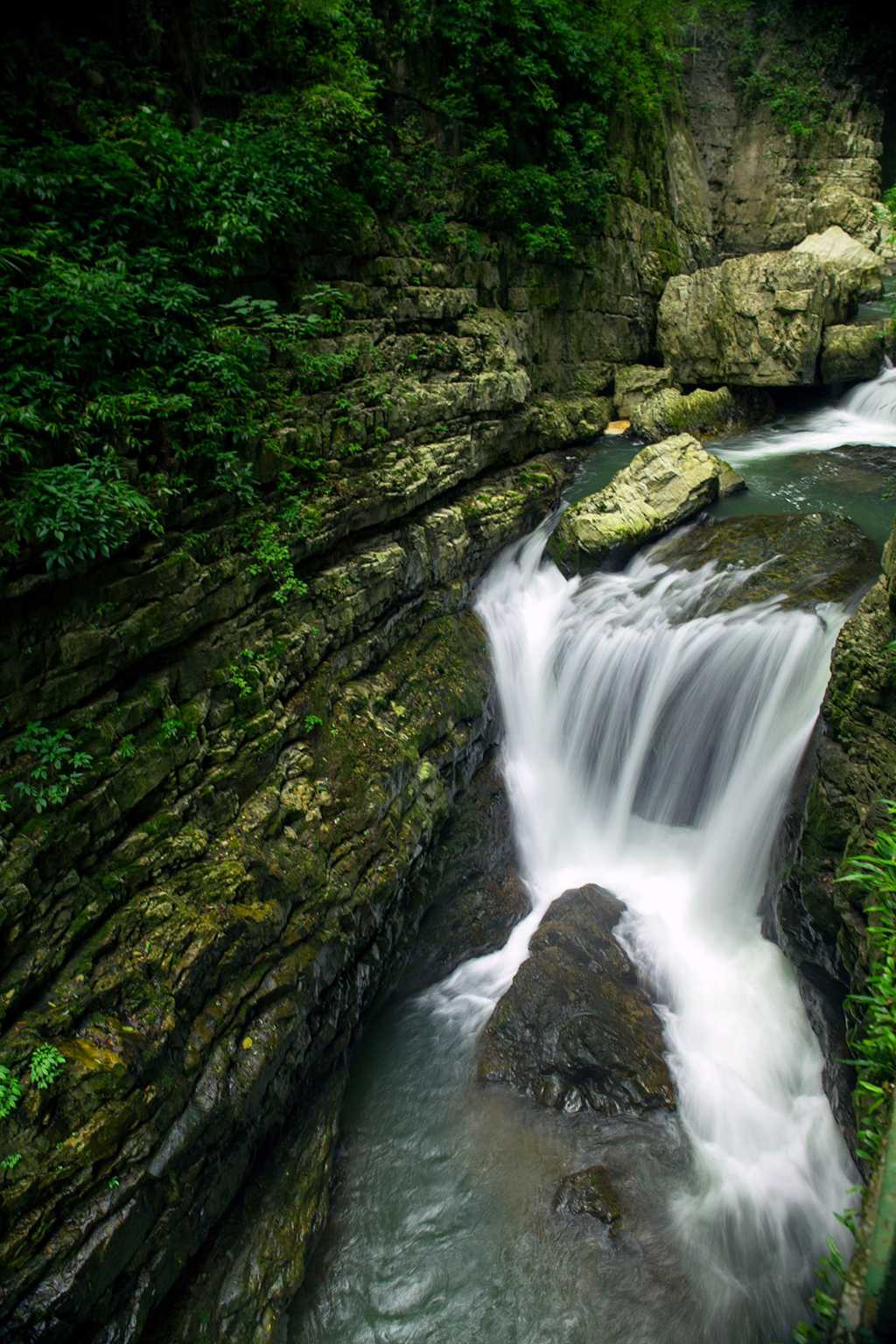 贵州香火岩的溪水