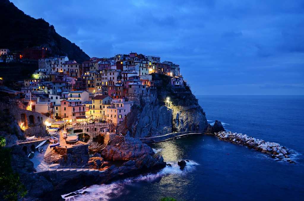 灯火阑珊的意大利五渔村图片