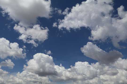 清新的蓝天白云图片