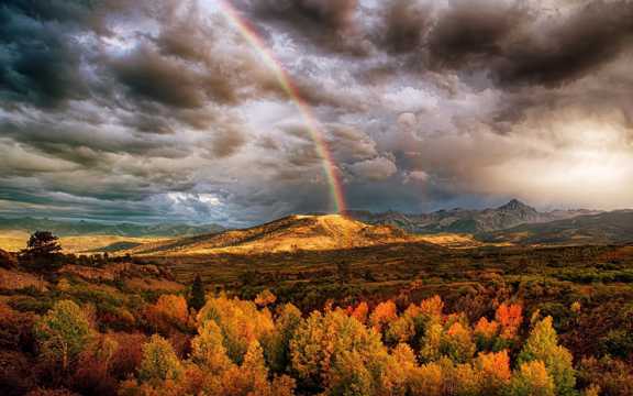 雨后绚丽的彩虹风光图片
