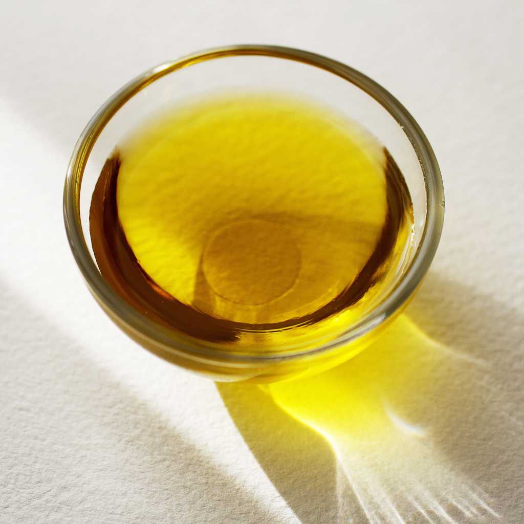 金黄透亮的橄榄油图片