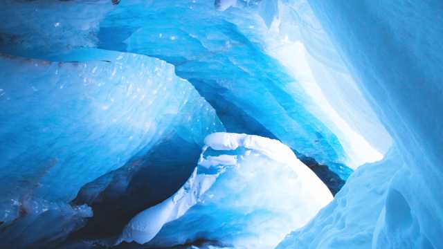 壮观通透的冰山自然风光图片