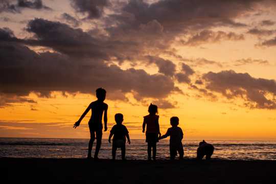 沙滩上的儿童落日剪影