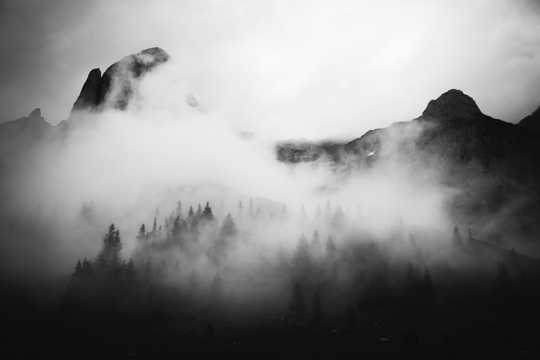 云雾缭绕的山林图片