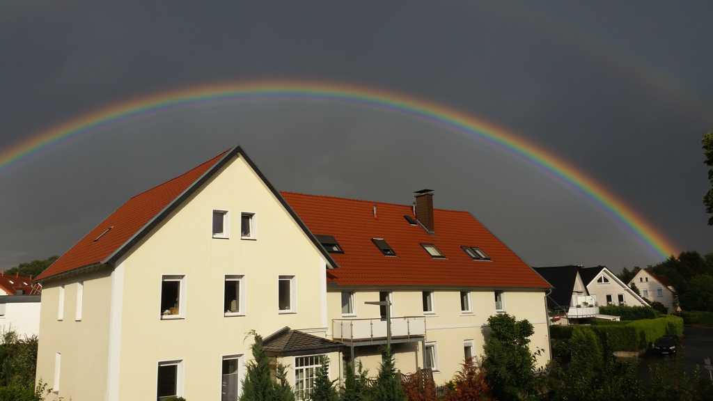 房屋上的彩虹
