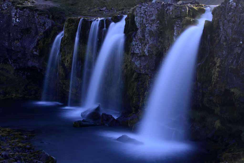 冰岛草帽山瀑布
