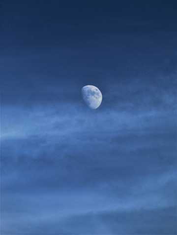 蓝天与月亮图片