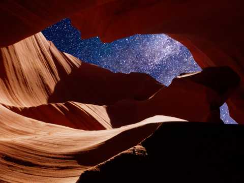 夜幕下的红岩石峡谷图片