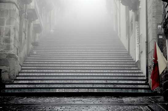 晨雾缭绕的楼梯