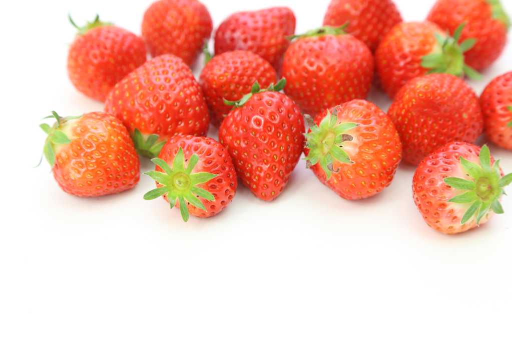 草莓和蓝莓两种水果放在一起图片
