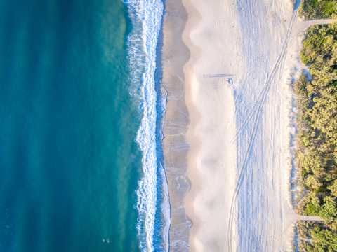 海潮拍打沙滩鸟瞰图