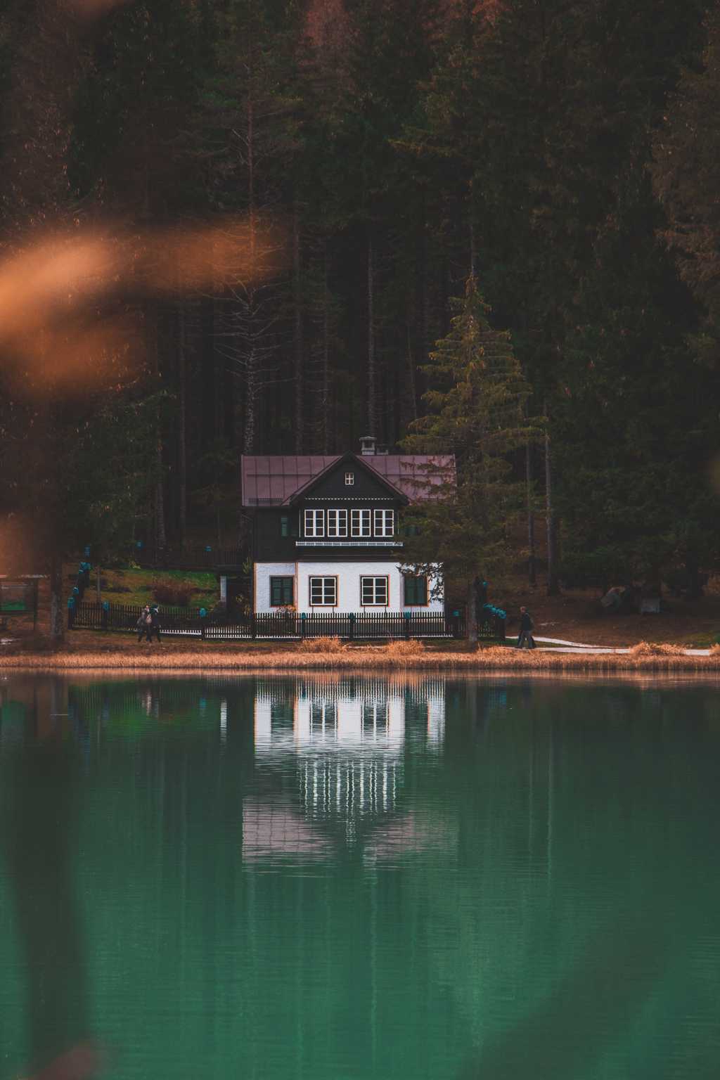 湖边小屋光景图片