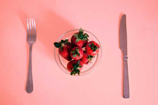 一碗绯红草莓图片