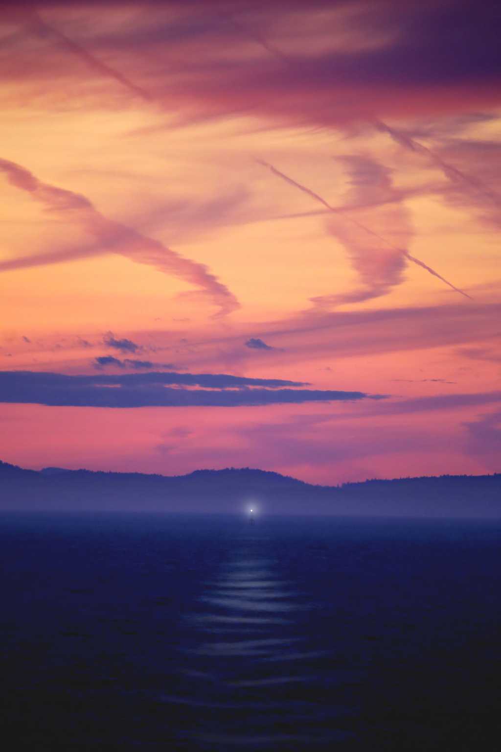 紫色斜阳火烧云唯美景色图片