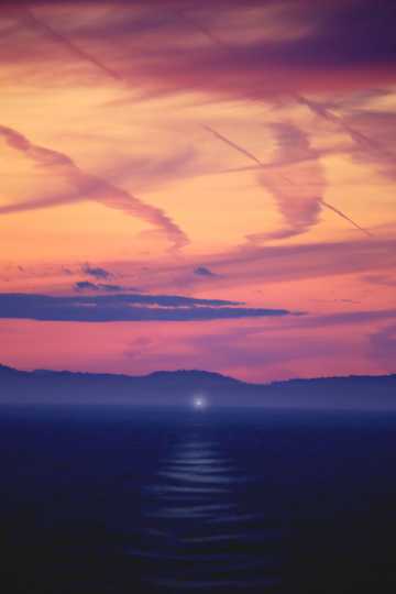 紫色斜阳火烧云唯美景色图片