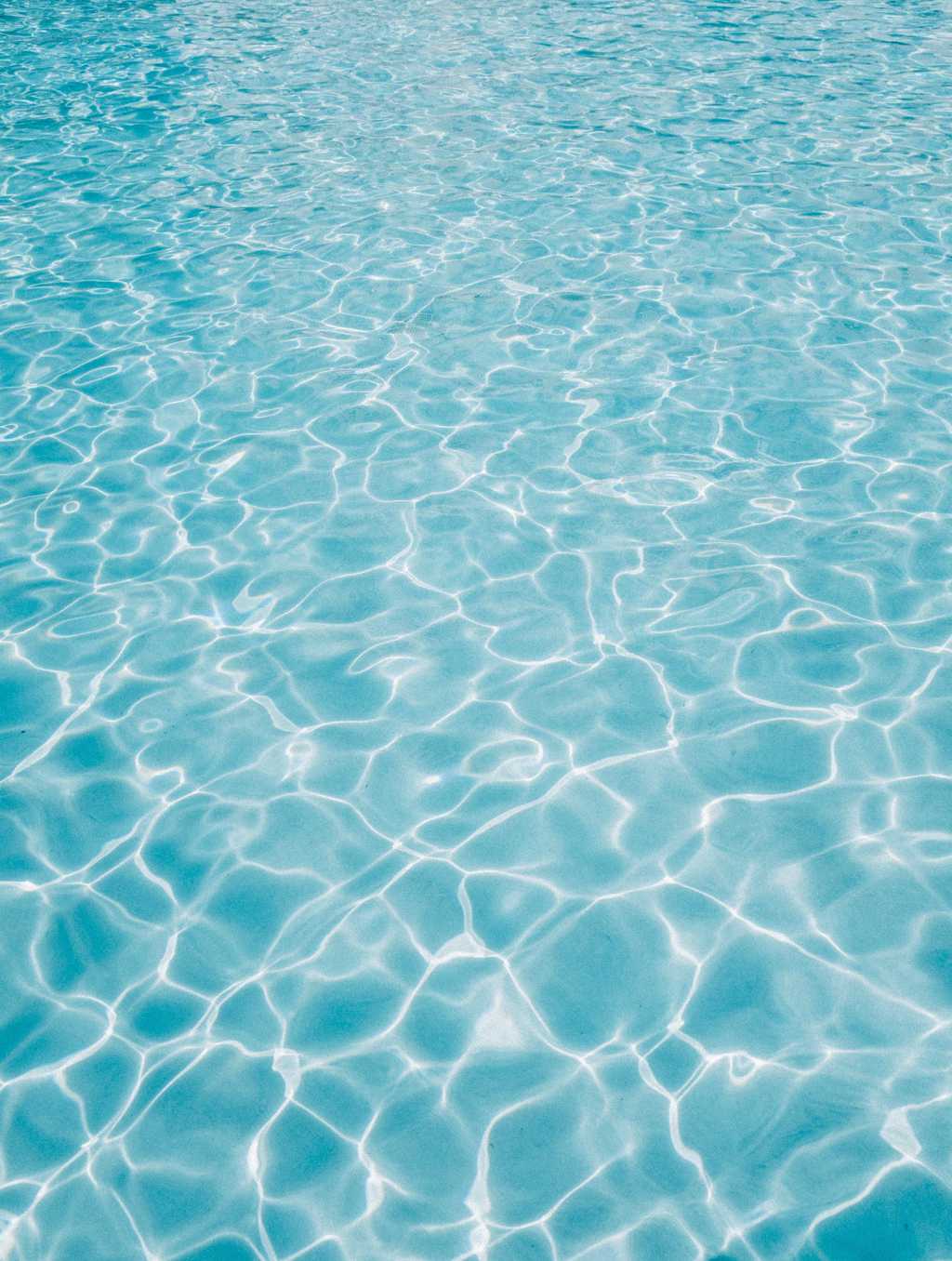 水光潋滟的游泳池图片