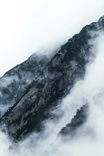 浓雾笼罩高山图片