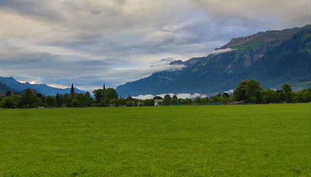风景如画的瑞士因特拉肯小镇风光图片