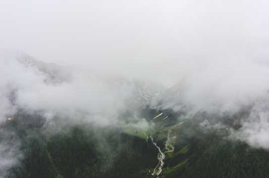 云雾缭绕绿色山林鸟瞰图