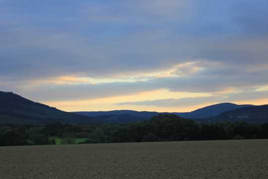 哈尔茨山峦日落景象图片