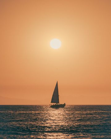 朝阳下的海上帆船