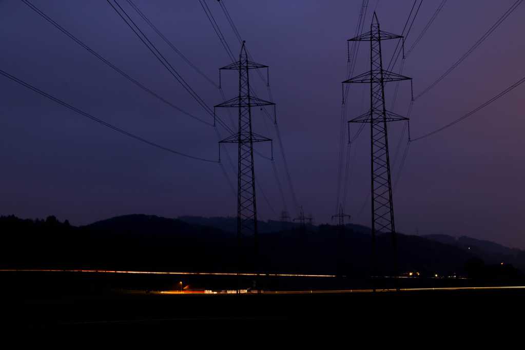 夜幕中的电线杆景观图片