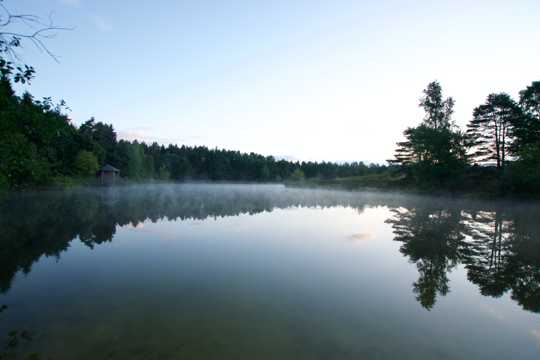 清晨平静的湖水