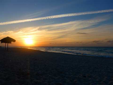沙滩朝阳图片