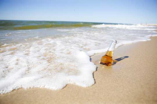 海滩上的酒瓶图片