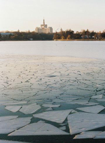 湖面上漂浮的冰块图片
