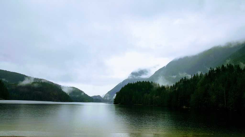 云雾缭绕的青山绿水图片