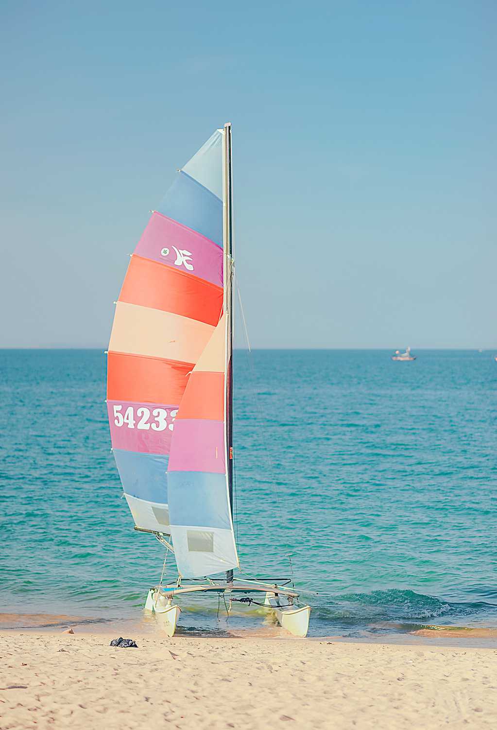 沙滩上的帆船图片
