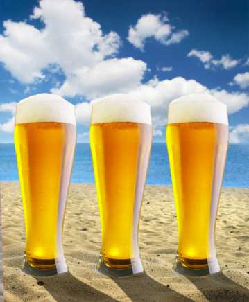 沙滩上的啤酒图片