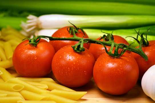新鲜的番茄和蒜苗图片
