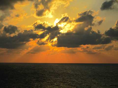夕照海平面残阳图片