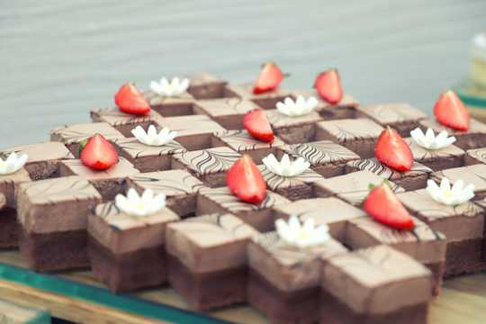 美味的草莓慕斯蛋糕图片